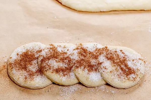 The process of forming rolls-roses with cinnamon and sugar