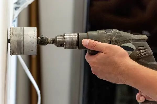 The process of leveling the walls after laying the plaster