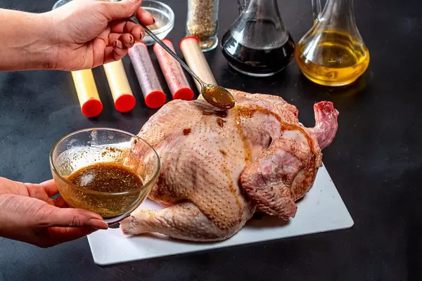 The process of pickling chicken sauce with spices (Flip 2019)