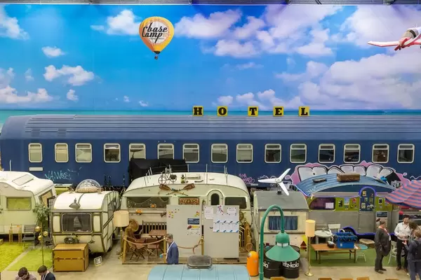 The special BaseCamp Hostel in Bonn, with accommodation in retro caravans in vintage style, with visitors during the BarCamp