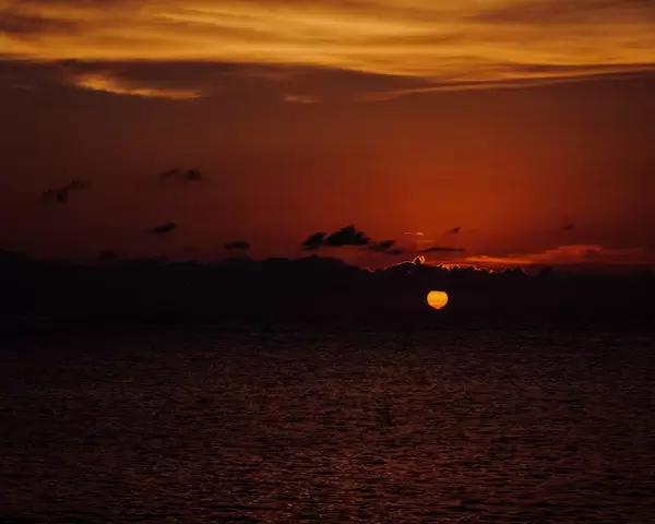 The sun setting behind the clouds (Flip 2019)