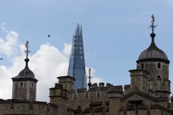 The Tower of London mit The Shard im Hintergrund