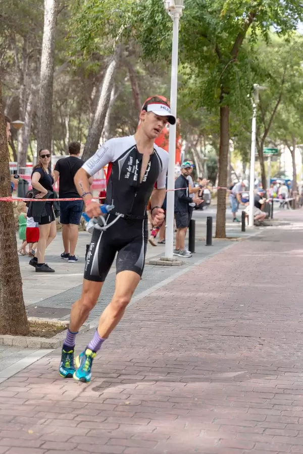 The triathlet Tristan Olij at the Peguera Challenge Triathlon turns around