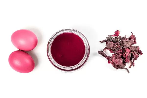 The use of natural tea hibiscus for coloring easter eggs