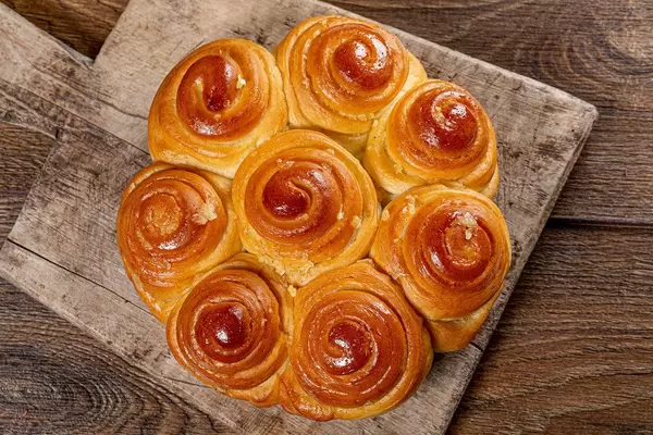 The view from the top of the rolls with garlic on old wooden kitchen Board (Flip 2019)