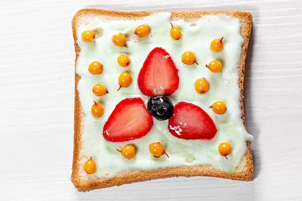 The view from the top of the sandwich with sea-buckthorn berries, blueberries and strawberries (Flip 2019)