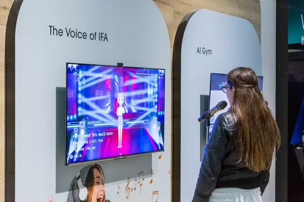 The Voice of IFA: Frau singt Karaoke