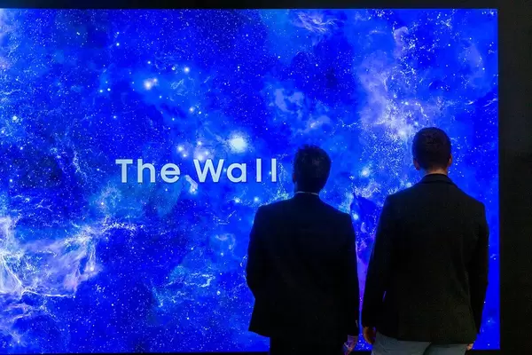 The Wall Bildschirm von Samsung mit rahmenloser Oberfläche, für Unternehmen und Geschäfte