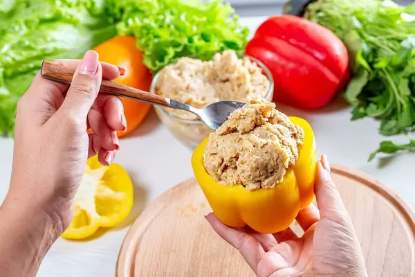 The woman stuffed bell pepper with minced meat (Flip 2019)