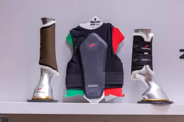 Therapeutische Stiefel für Pferde und Reiter-Schutzkleidung von Zandona