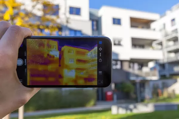 Thermal image of a building - FLIR infrared camera / iPhone