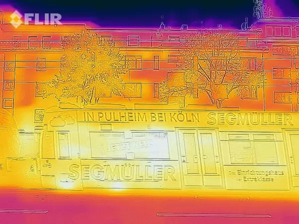 Thermal image of a tram - FLIR infrared camera / iPhone