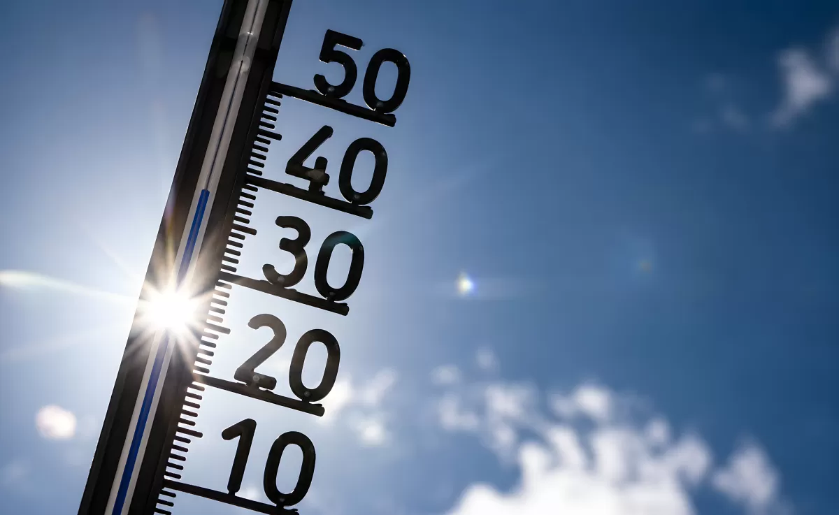 Thermometer vor blauem Himmel zeigt hohe Temperaturen