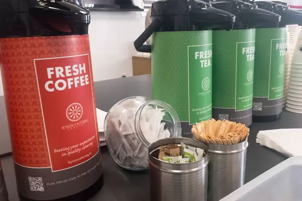 Thermoskannen mit Kaffee und Tee