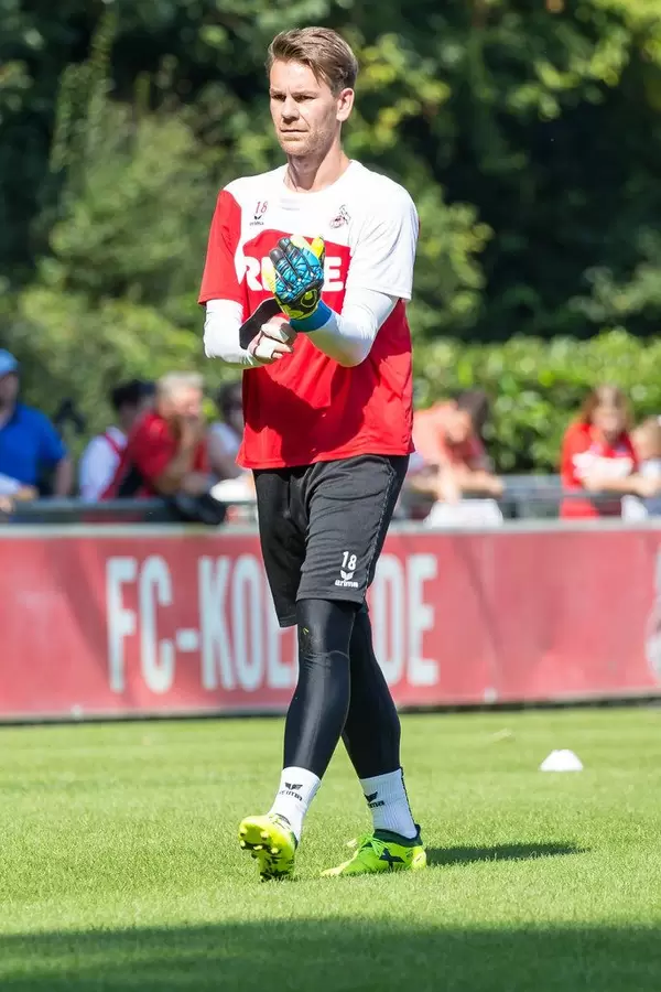 Thomas Kessler putting his gloves on, as training is about to begin - 1. FC Köln
