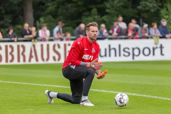 Thomas Kessler wirft den Ball zu