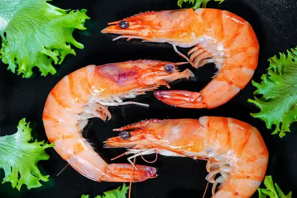 Three large prawns with lettuce leaves  Flip 2019