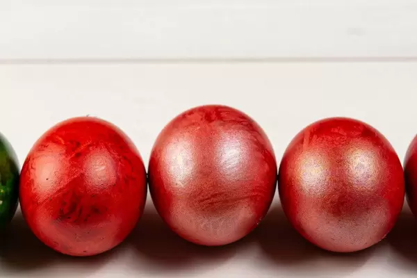 Three Red Colored Easter Eggs (Flip 2019)