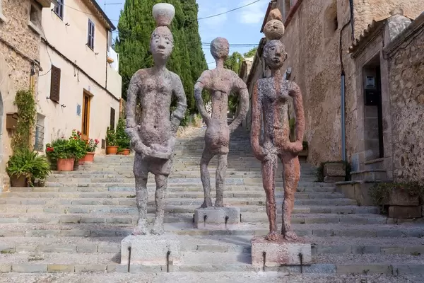Three sculptures from the "Raons Humanes" ("human reasons") exhibition by Joan Bennàssar in Pollença