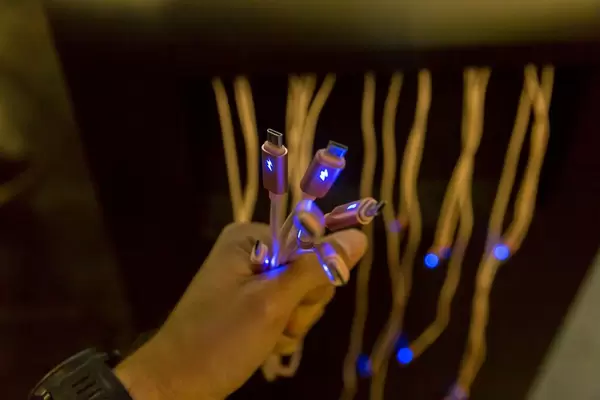 Thunderbolt 3 Stecker mit blauer Beleuchtung