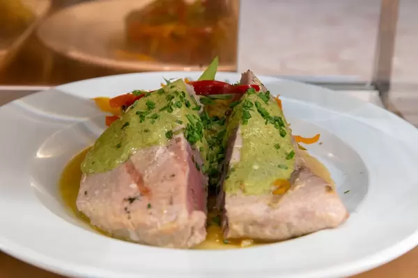 Thunfisch Steak mit Gemüse und grünem Curry