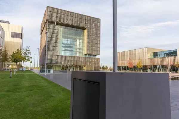 Thyssen Krupp Hauptgebäude im Herzen Essens: Seitenansicht