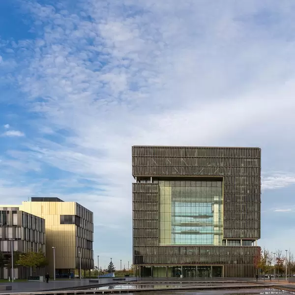 Thyssen Krupp Hauptgebäude vor blauem Himmel in Essen