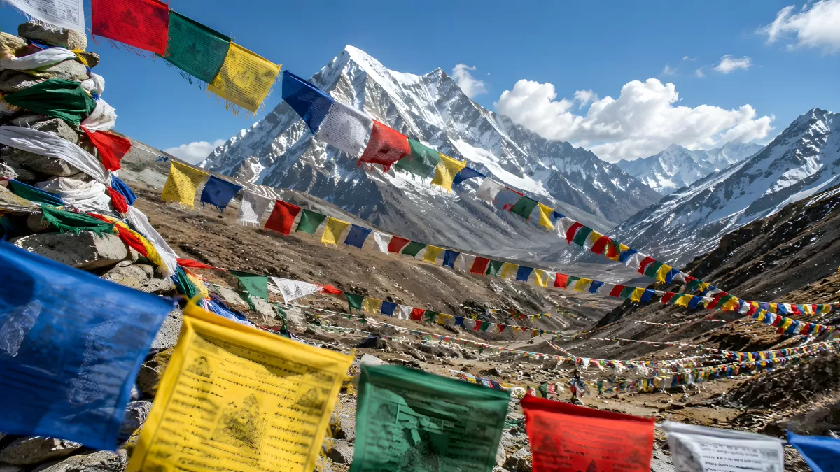 Tibetische Gebetsfahnen vor schneebedeckten Himalaya-Gipfeln