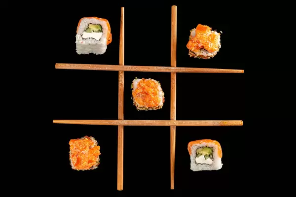 Tic-tac-toe game with two types of rolls on a black background