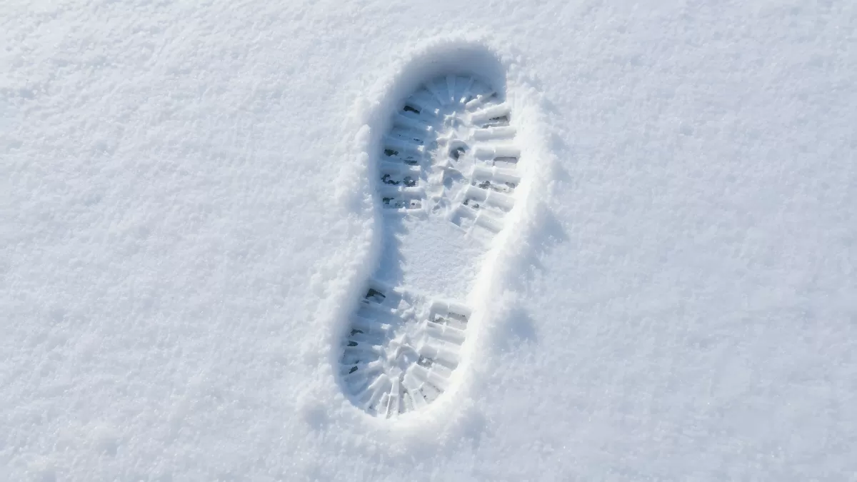 Tiefer Schuhabdruck im frischen weißen Schnee