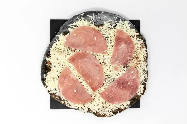 Tiefkühl-Pizza mit Aktivkohle im Teig in der Variante Prosciutto - Aufsicht