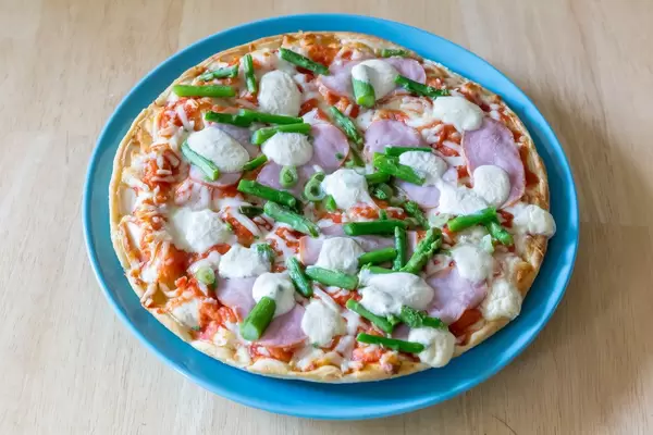 Tiefkühl-Pizza mit Spargel, Schinken und Mozarella