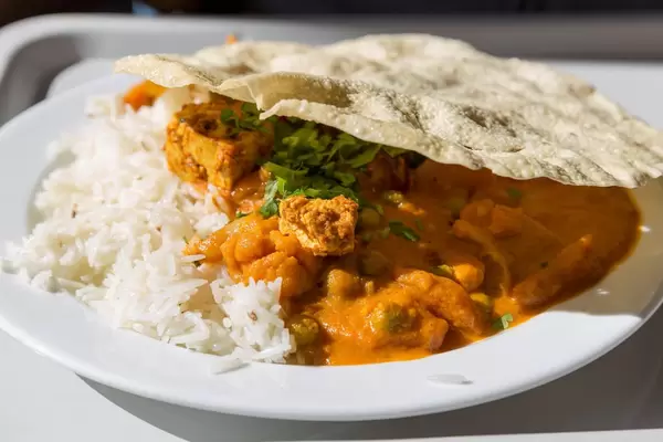 Tikki Masala Hähnchen mit Reis und Fladenbrot