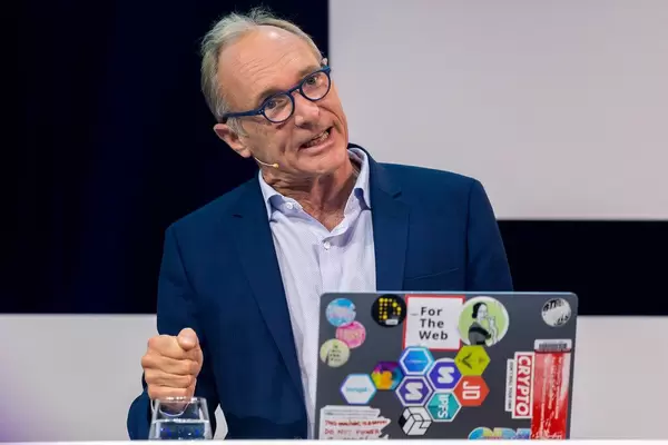 Tim Berners-Lee ballt die Faust auf der Digital X in Köln