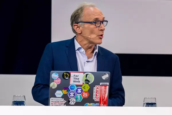 Tim Berners-Lee, Begründer des World Wide Web und HTML wird auf der Bühne der Digital X interviewt