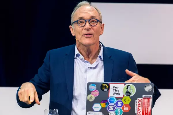 Tim-Berners Lee gestikuliert auf der Digital X in Köln