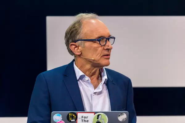 Tim Berners-Lee im moderierten Gespräch von Nazan Eckes auf der Bühne
