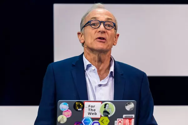 Tim-Berners Lee in der Nahaufnahme auf der Bühne der Digital X in Köln