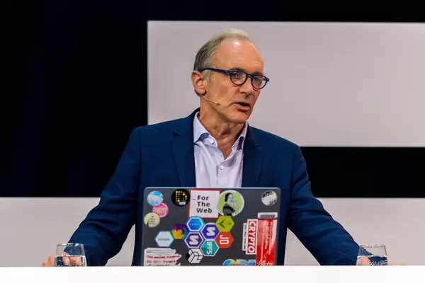Tim Berners-Lee präsentiert seine Sicht auf die Zukunft des Web auf der Digital X in Köln