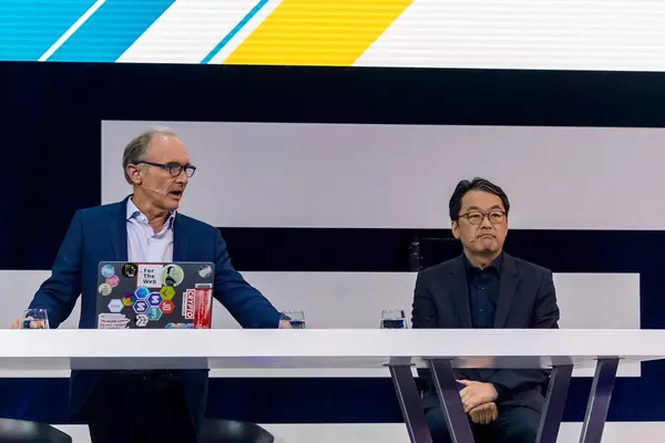 Tim Berners-Lee und Alex Choi auf der Bühne der Digital X in Köln