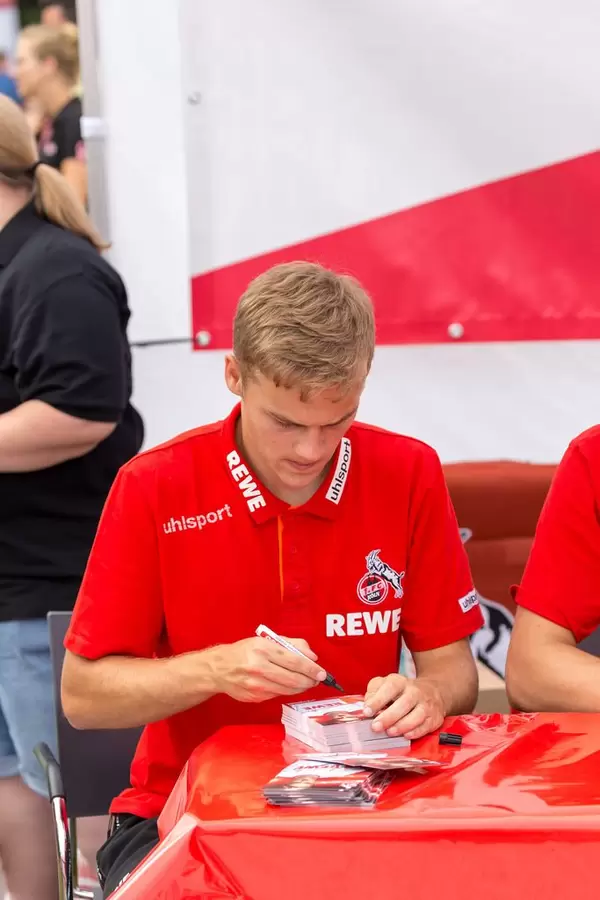 Tim Handwerker signiert Autogrammkarten