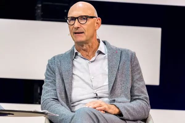 Tim Höttges diskutiert auf der Bühne der Digital X