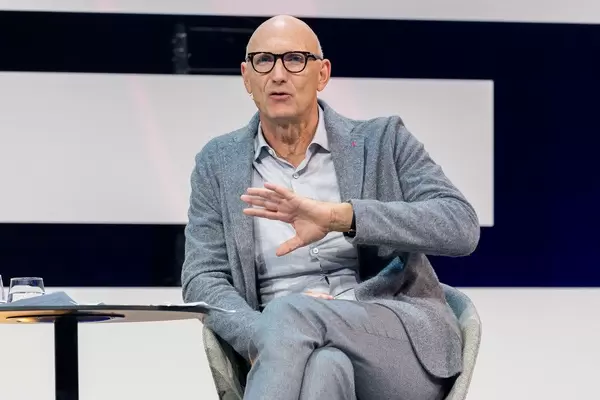 Tim Höttges erklärt auf der Bühne der Digital X seine Strategie