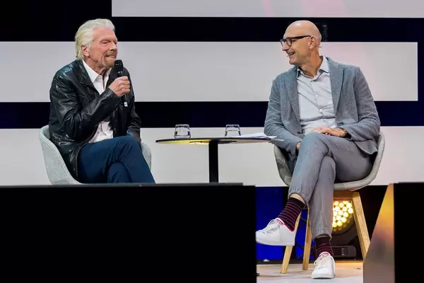 Tim Höttges, Vorstandsvorsitzender der deutschen Telekom im Gespräch mit Millardär Richard Branson