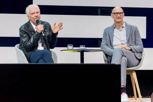 Tim Höttges zusammen mit Richard Branson auf der Digital X Bühne in Köln