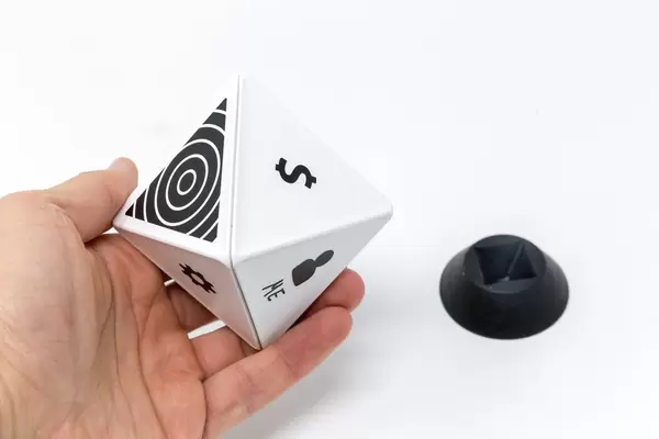 TIMEULAR - ZEI - Zeit Tracking Octagon in Weiß in Hand gehalten