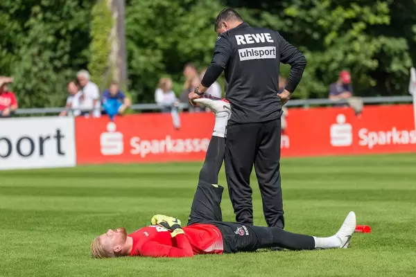 Timo Horn beim Dehnen vor dem Training