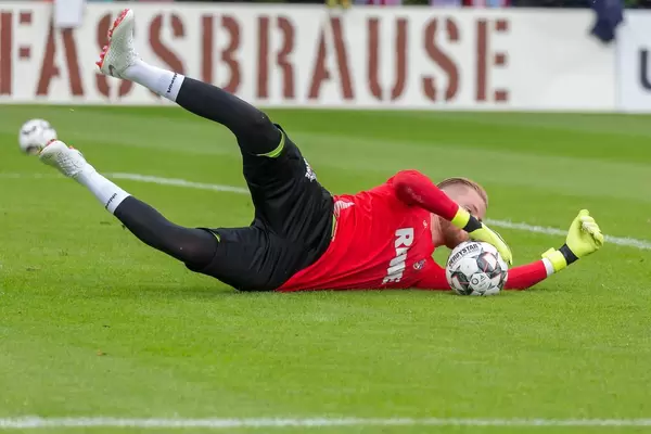 Timo Horn holding the ball against the ground