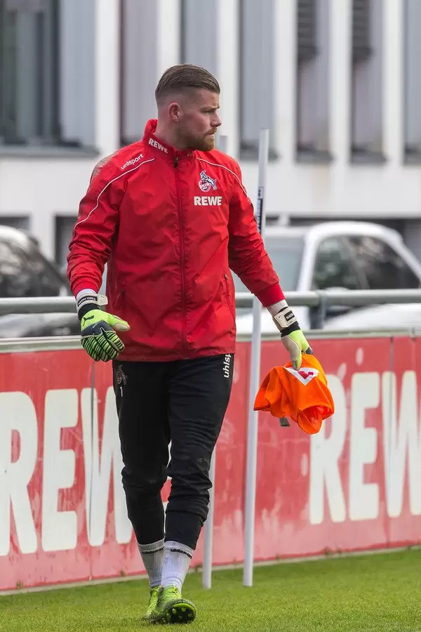 Timo Horn kommt aus dem Torwarttraining zu den Feldspielern dazu und schaut streng auf das Geschehen