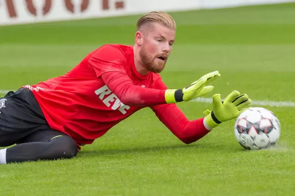 Timo Horn kurz davor sich den Ball zu schnappen